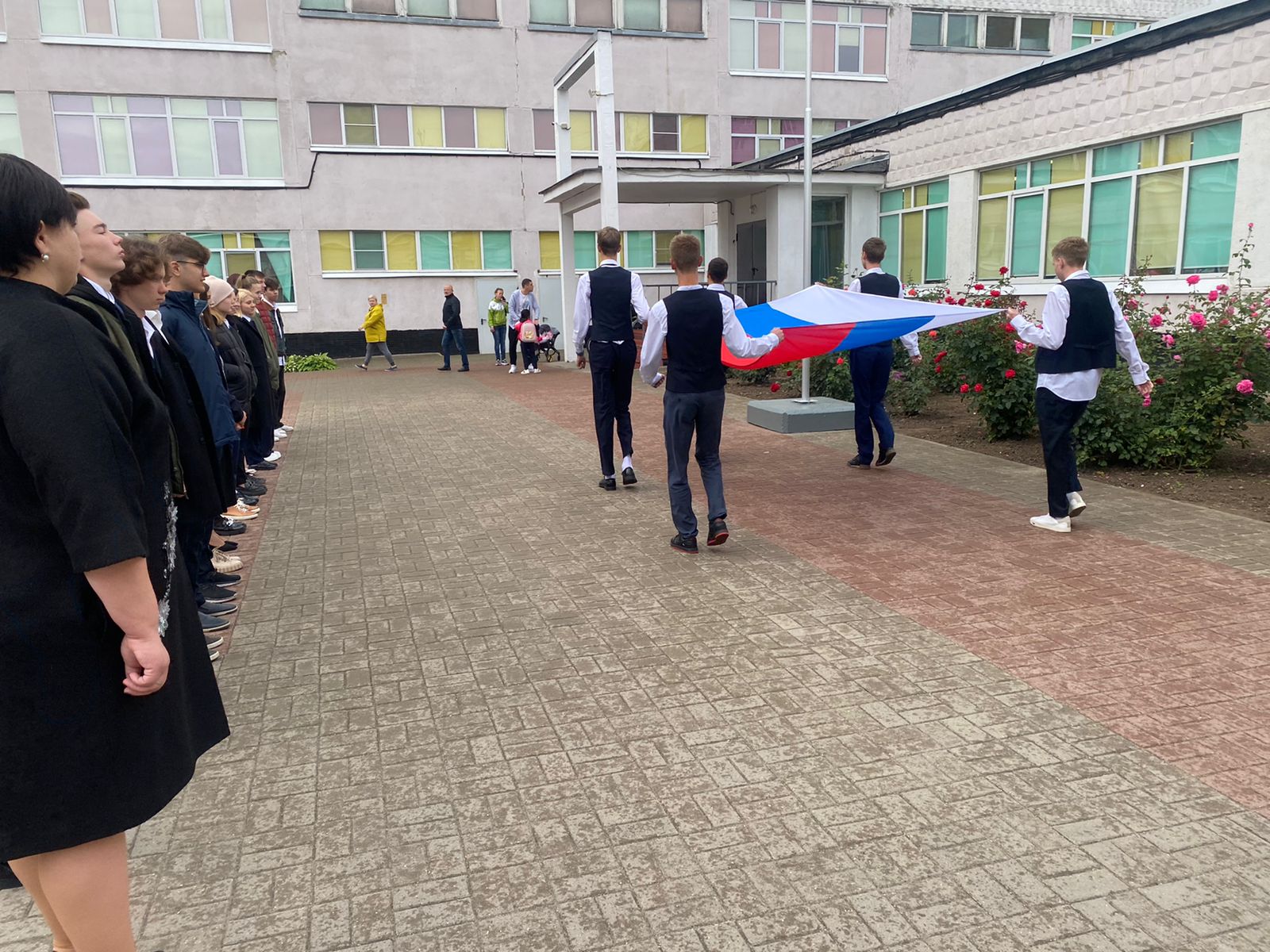 Торжественная церемония поднятия Государственного флага РФ