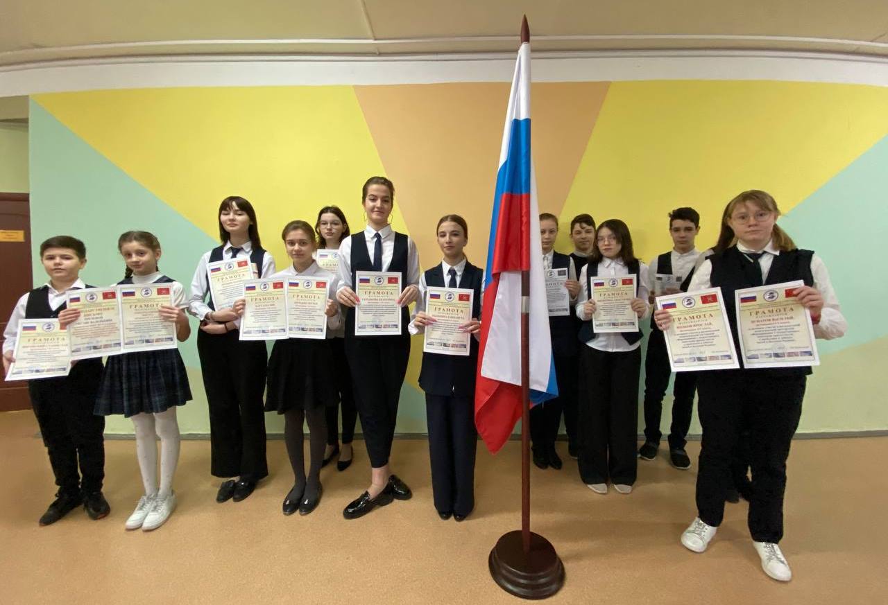 Торжественный внос Государственного флага РФ и награждение учащихся