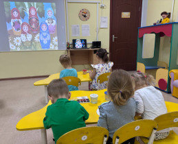 Укрась матрешку.