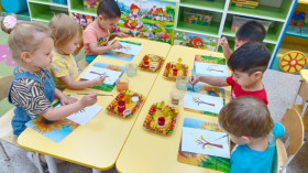 Воспитанники ЦО №8 рисуют осень.