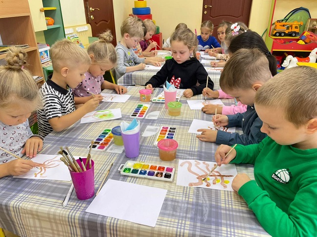 Занятие по рисованию "Яблоня с золотыми яблоками в волшебном саду".