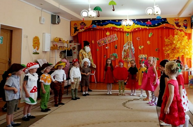 Осенний праздник "Война грибов с ягодами".