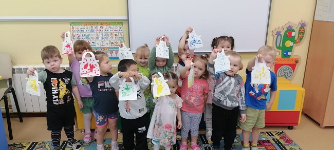 Занятие по рисованию "Укрась фартук для няни".