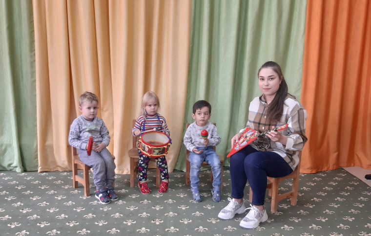Музыкальное занятие "Весёлые музыкальные инструменты".