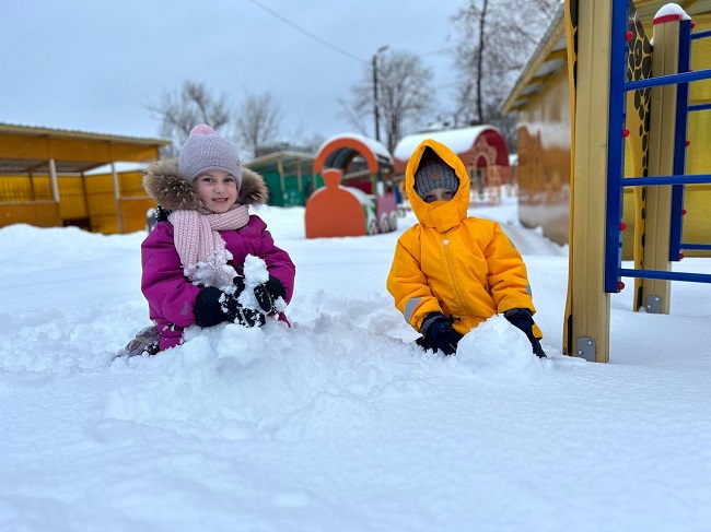 Лепим весёлого снеговика.