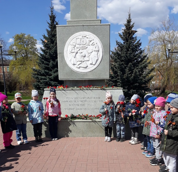 Возложение цветов к памятнику.