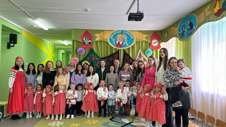 Весенний праздник "Цветочки для мамочки".
