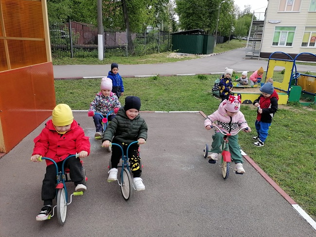 "Весенние развлечения на прогулке".