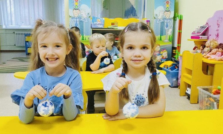 "Снежинки на снежных комочках".