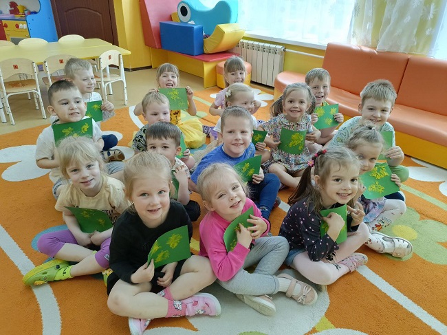 "Одуванчики в траве".