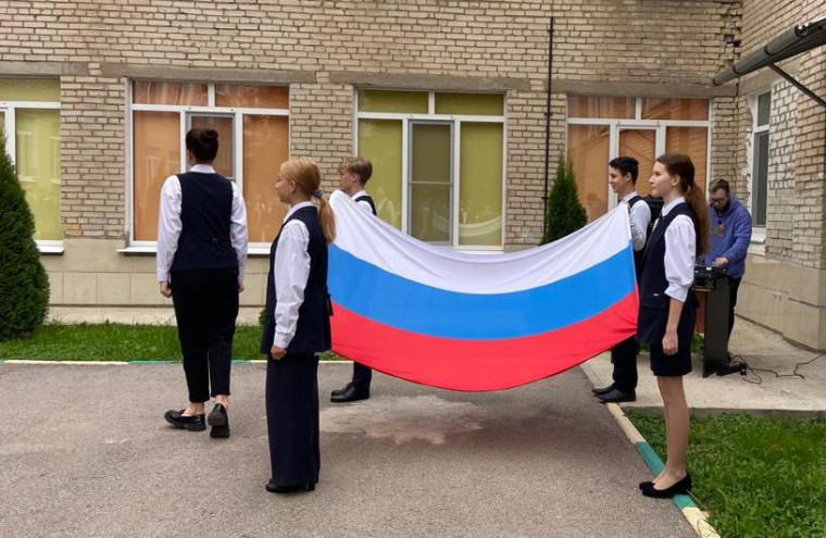 Торжественная церемония поднятия Государственного флага РФ.