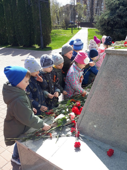 Возложение цветов к памятнику.