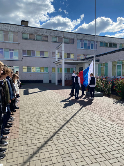 Церемония спуска Государственного флага РФ.