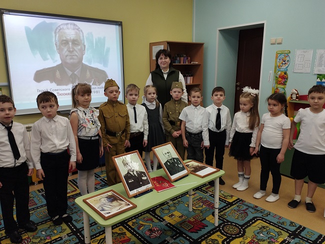 Торжественная линейка, посвященная 103-летию со дня рождения Л.П.Тихмянова.