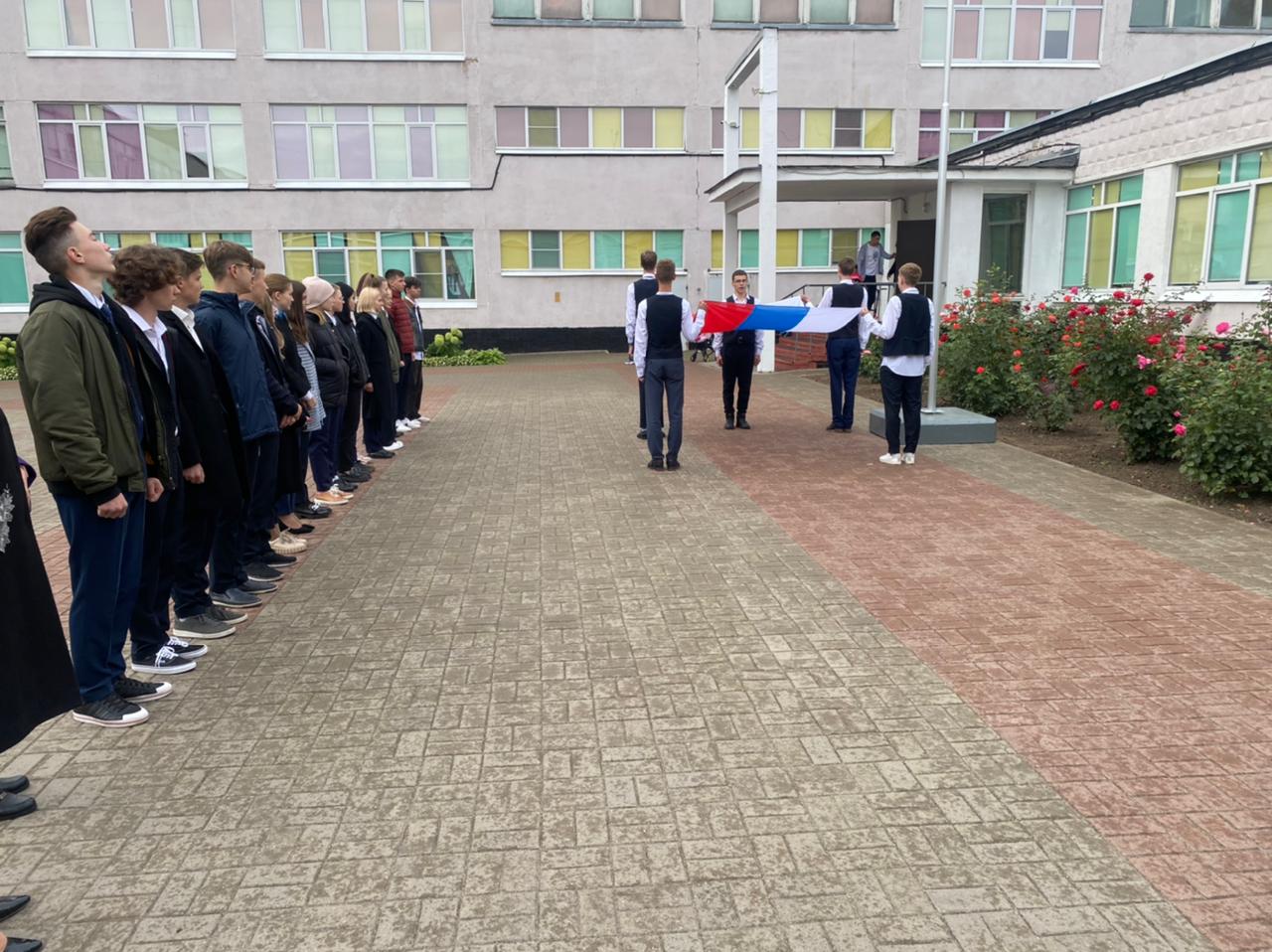 Торжественная церемония поднятия Государственного флага РФ.